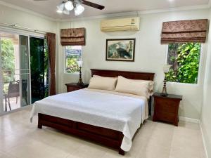 En eller flere senge i et værelse på Vacation Garden Villa