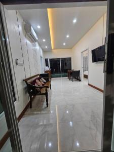 vista su un soggiorno con divano e TV di P House CNX a Chiang Mai Altre 6 foto