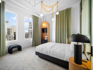 Postel nebo postele na pokoji v ubytování Symons Block Suite 9