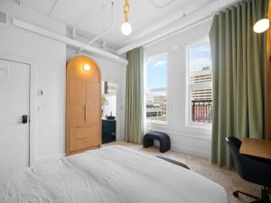 Postel nebo postele na pokoji v ubytování Symons Block Suite 9