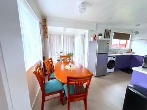 Køkken eller tekøkken på Rotorua Holiday Home - Prime Location - With Garden