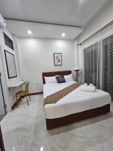 una camera da letto con un letto e una scrivania di P House CNX a Chiang Mai