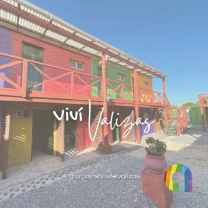 ein Gebäude mit einem Schild, auf dem „virt alley“ steht in der Unterkunft Arcoiris Hostel in Barra de Valizas