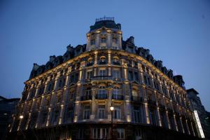 倫敦的住宿－Thistle London Piccadilly，一座有灯的大建筑