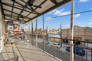 een balkon met uitzicht op een stad bij Casa Ybor Apartments on 7th Ave in Tampa
