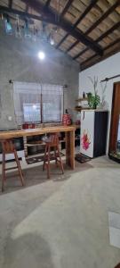 een kamer met een houten tafel in een kamer bij Casa do campo Flor de pitaya in Prado +11 foto's