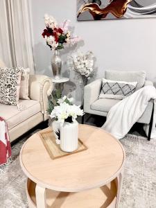 Et opholdsområde på Spacious & Comfy Main Floor 3BR Suite in Detached House