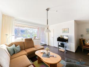 un soggiorno con un divano e un tavolo di Ferienwohnung 19 Heinrich-Grube Weg a Döse