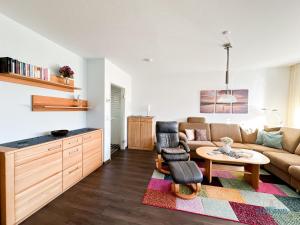 un soggiorno con un divano e un tavolo di Ferienwohnung 19 Heinrich-Grube Weg a Döse