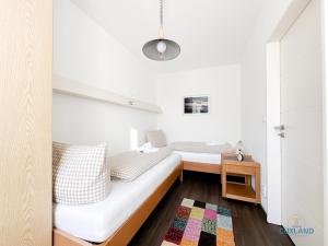 una stanza con due letti e un tavolo di Ferienwohnung 19 Heinrich-Grube Weg a Döse