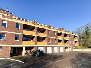 un edificio in mattoni con un'auto parcheggiata in un parcheggio di Ferienwohnung 19 Heinrich-Grube Weg a Döse