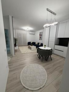 een woonkamer met een bank en een tafel bij Genial Apartments in Gjakove
