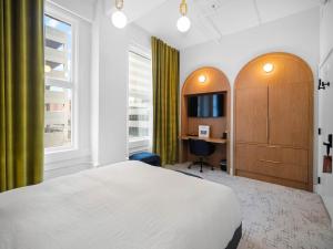 Postel nebo postele na pokoji v ubytování Symons Block Suite 6