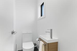 ein Badezimmer mit Toilette und Waschbecken in der Unterkunft Flexible Bed Options, Private Back Yard, Car Park in Albert Town + 21 Fotos
