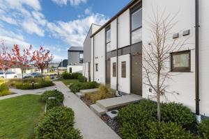 ein weißes Gebäude mit einem Garten davor in der Unterkunft Flexible Bed Options, Private Back Yard, Car Park in Albert Town