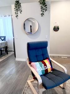 Et opholdsområde på Spacious & Comfy Main Floor 3BR Suite in Detached House