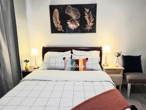 En eller flere senge i et værelse på Spacious & Comfy Main Floor 3BR Suite in Detached House + 22 billeder