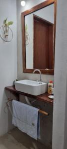 een badkamer met een wastafel en een spiegel bij Casa do campo Flor de pitaya in Prado