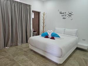 En eller flere senge i et værelse på Villa Carissa