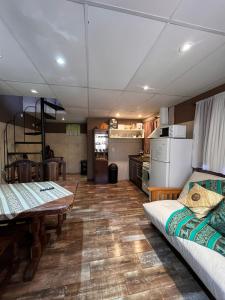 een kamer met 2 bedden en een keuken bij Apartamentos Esquiu in Mar del Plata