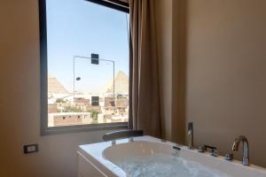 Ένα μπάνιο στο pyra pyramids view inn