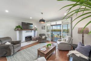Χώρος καθιστικού στο Swansea Cove - Waterfront Escape with Private Jetty