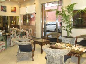 a restaurant with a table and chairs and a plant at Torre Libertad Departamentos Amoblados in San Isidro