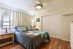 a bedroom with a bed and a ceiling fan at Waikoloa retreat with BBQ & pool access in Waikoloa Village