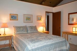 a bedroom with a bed and two lamps on tables at Peaceful golf retreat with shared pools in Waikoloa Village