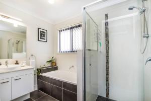 ein Badezimmer mit Dusche und Waschbecken in der Unterkunft Dakabin Escape - Minutes to Dining and Lakeside Park in Dakabin + 15 Fotos