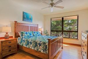 a bedroom with a bed and a ceiling fan at Tropical 1BR condo with pool & private lanai in Waikoloa