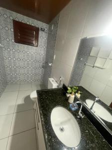 ein Badezimmer mit Waschbecken und Toilette in der Unterkunft Recanto do Céu in Pacoti