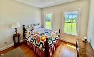 Giường trong phòng chung tại Discover small-town charm and Southern hospitality