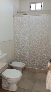 een badkamer met een toilet en een douche bij Quincho Russo in Cerrillos