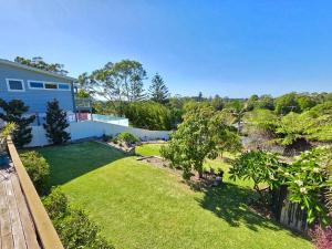 een luchtzicht op de achtertuin van een huis bij Sandon Beach Cottage in Bulli