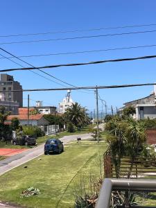 een auto geparkeerd aan de kant van een straat bij Apartamentos Esquiu in Mar del Plata