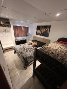 een slaapkamer met twee bedden in een kamer bij Apartamentos Esquiu in Mar del Plata