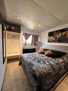 een slaapkamer met een bed met een design bij Apartamentos Esquiu in Mar del Plata