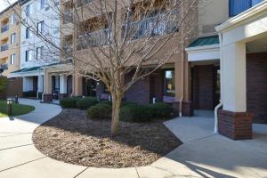 un albero davanti a un edificio di Country Inn & Suites by Radisson, Brown Deer - Milwaukee North a Brown Deer
