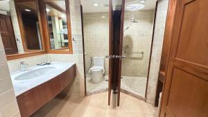 ein Badezimmer mit Toilette, Waschbecken und Dusche in der Unterkunft Belle Villa Resort, Chiang Mai in Ban Pong + 41 Fotos