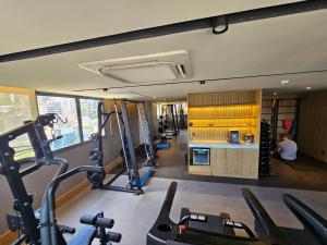 una palestra con diversi tapis roulant e macchine in una stanza di Skyline Moinhos de Vento a Porto Alegre