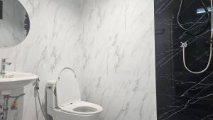 un bagno bianco con un water e un lavandino di TharaD place a Samut Sakhon