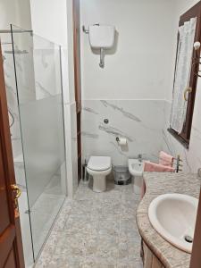 Un baño con inodoro, ducha y lavabo. en B&B Belvedere, en SantʼAntìoco 73 fotos más
