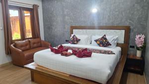 ein Schlafzimmer mit einem großen Bett, einer Couch und einem Bett in der Unterkunft Stay at Lanta Bungalow in Ko Lanta