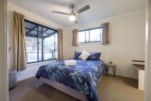 Postel nebo postele na pokoji v ubytování Yarra Holiday Park