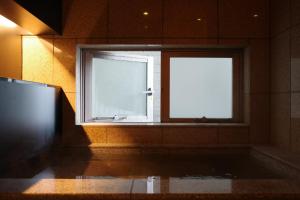 y baño con ventana y bañera. en 小樽旅亭 蔵群, en Otaru 102 fotos más