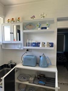 estante de cocina con tetera en Canberra Hospital Blue Daisy- Sleep & Go, en Phillip