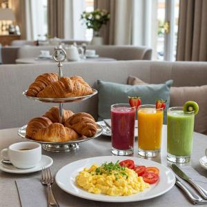 een tafel met schalen vol eieren, croissants en drankjes bij shen hotel8 in Ho Chi Minh-stad