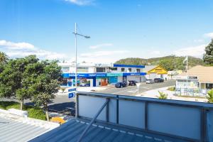 Cảnh núi rừng hoặc tầm nhìn ra núi từ căn hộ