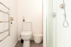 Phòng tắm tại Hosts on the Coast The Whitianga Loft +13 ảnh